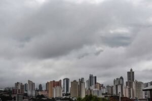 Chuva forte, ventos de até 80 km/h e possibilidade de granizo são previstos para MS nesta segunda